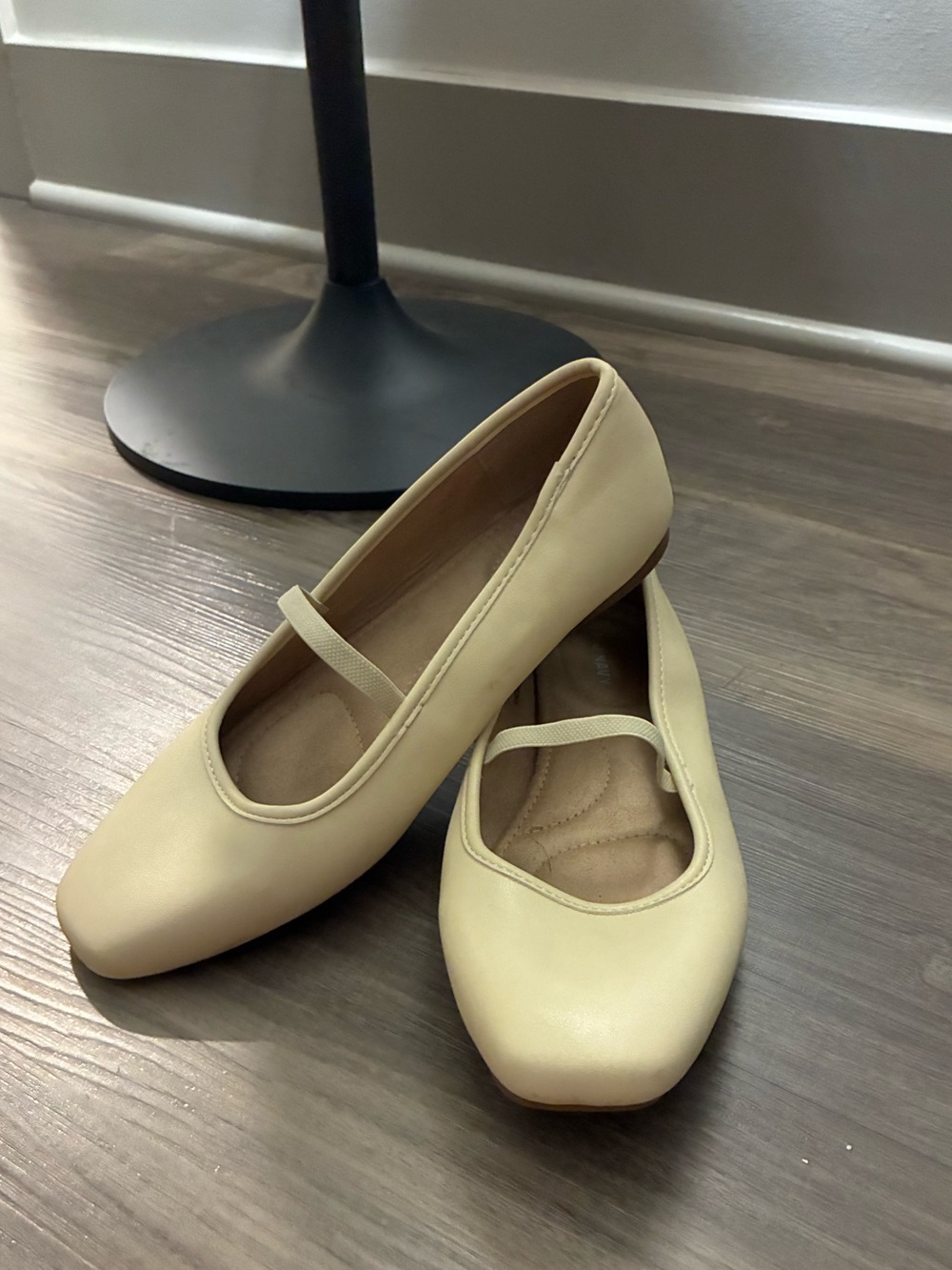 Old Navy Cream Ballet Flats with Strap